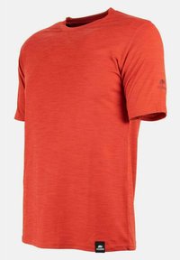 T-shirt rosso a maniche corte realizzato in un tessuto testurizzato. Presenta un collo a giro e un logo sulla manica sinistra. Design minimalista.