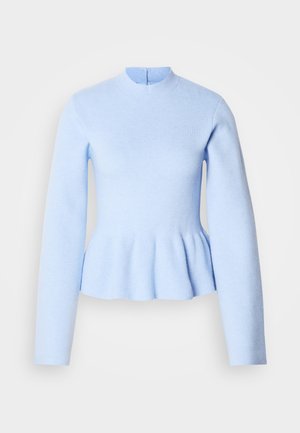 Camisola azul clara em malha com gola alta, mangas compridas e bainha peplum. Textura lisa com detalhe canelado na bainha.