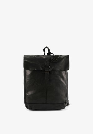 Mochila de cuero negro con solapa superior, correa ajustable y adorno redondo con logo de ancla. Presenta una textura suave y costuras mínimas.