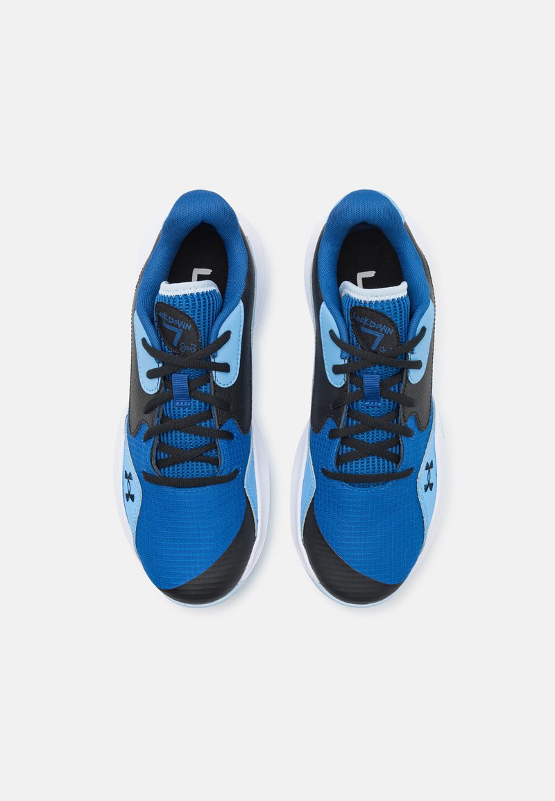 Baskets de sport bleues avec tige en mesh, accents noirs et semelles blanches. Les caractéristiques incluent des lacets, un col rembourré et une surface texturée.