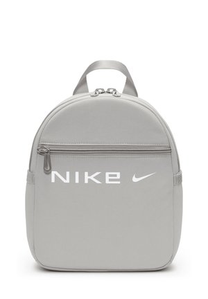 Sac à dos Nike gris avec une poche avant zippée, une double fermeture éclair supérieure et une poignée de transport sur fond blanc.