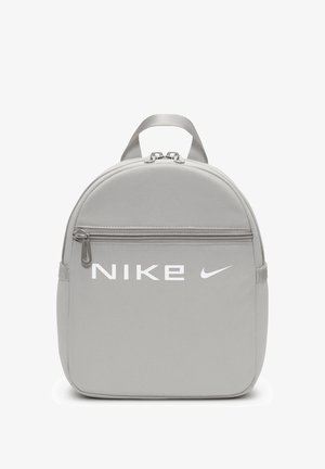 Sac à dos Nike gris avec une poche avant zippée, une double fermeture éclair supérieure et une poignée de transport sur fond blanc.