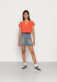 JDY JDYLION LIFE - Blusa - hot sauce