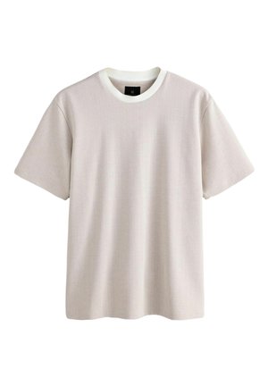 Ljust beige bomullströja med rund vit halsringning, korta ärmar och en subtil herringbone-textur genom hela tyget.