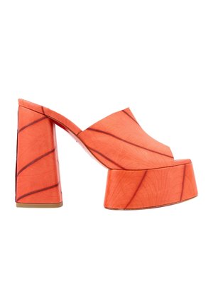 Mule à talon haut épais, dos ouvert, de couleur orange vif avec des rayures diagonales foncées et une semelle plateforme.