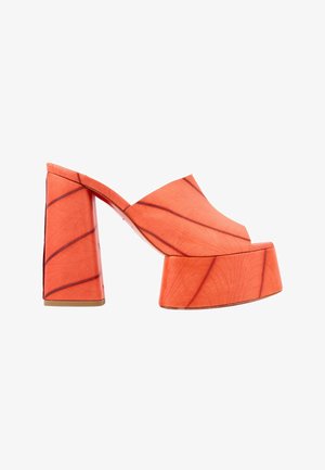 Christian Louboutin, Mules à talons - orange