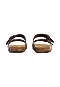 Brune sandaler med to justerbare remme, en korksål og en tekstureret gummisål. Designet er åben for tæerne og uden hæl.