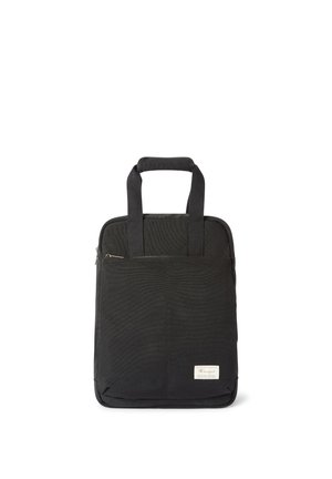 Czarna prostokątna torba na ramię z dwoma uchwytami, przednią kieszenią na suwak oraz małą białą metką marki w prawym dolnym rogu.