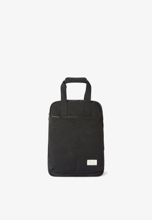 Bolso tote rectangular negro con dos asas, bolsillo delantero con cremallera y una pequeña etiqueta de la marca blanca en la esquina inferior derecha.