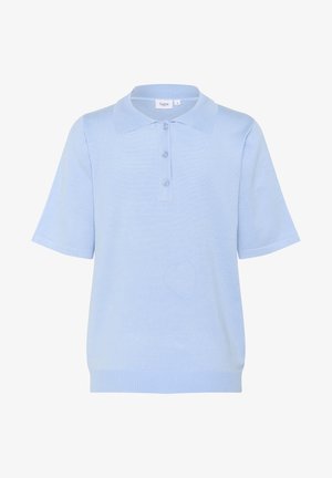 Cămașă polo cu mânecă scurtă de culoare bleu deschis, cu guler clasic, placket cu trei nasturi și tiv și manșete ribbate, realizată dintr-un material texturat moale.