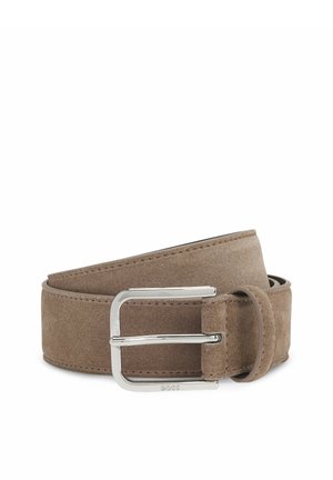 Ceinture en daim marron clair avec boucle rectangulaire argentée, enroulée et présentée sur un fond blanc.