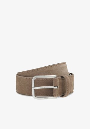 Lysebrunt ruskindsbælte med sølvrektangulært spænde, rullet sammen og vist mod en hvid baggrund.