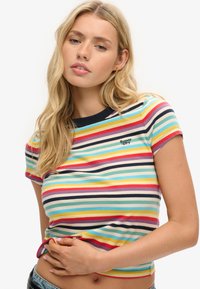 Stribet kortærmet t-shirt i en bomuldsblanding; har flerfarvede vandrette striber, marineblå krave og et lille logo over venstre bryst.