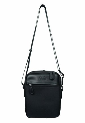 Sac bandoulière noir avec un corps en tissu texturé et des accents en cuir lisse, un compartiment principal zippé et une bandoulière réglable.