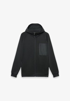 Czarna bluza z kapturem zapinana na zamek, wykonana z miękkiego, teksturowanego materiału, z kapturem, raglanowymi rękawami oraz elegancką kieszenią na piersi na zamek.