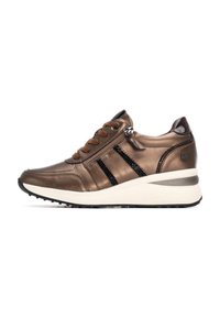 Zapatilla metálica color bronce con cuero texturizado, acentos a rayas negras, cordones marrones y una suela de plataforma acolchada para mayor altura.