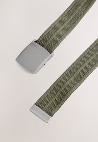 Cintura in tessuto verde intrecciato con fibbia in metallo argentato. Presenta un design testurizzato e estremità tagliate dritte con dettagli in metallo.