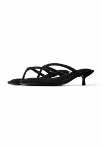 Sandales à talons kitten noirs à brides avec bout carré et fines lanières sur fond blanc.