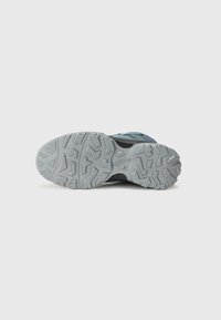 Trailrunning-Schuh mit einer strukturierten grauen Gummisohle. Verfügt über ein Obermaterial in Blau und Schwarz, das für Grip und Langlebigkeit ausgelegt ist.