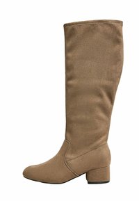Botte en suede marron, hauteur genou, avec un design ajusté, bout rond et un petit talon bloc, présentant des coutures minimales et une texture lisse.