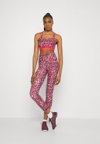 Under Armour CROSSBACK MID PRINT - Sutiã desportivo de suporte médio - penta pink/black rose