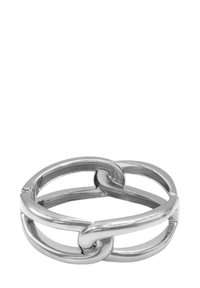 Anello in metallo argentato con collegamenti intrecciati, texture liscia e design elegante con finitura lucida.