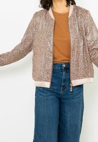 Lightweight bomber jacket in floral pattern with pink and beige colors; ribbed collar, cuffs, and hem; zip closure; relaxed fit.
