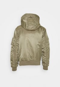 Giacca bomber con cappuccio verde oliva, dalla finitura liscia e lucida, con polsini e orlo a coste, e pannelli laterali trapuntati. Presenta una cucitura a yoke sul retro.