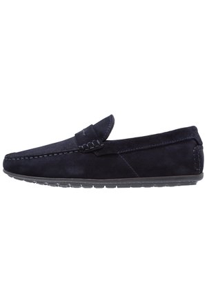 Mocassin pour homme en daim bleu foncé avec détails cousus et semelle en caoutchouc, vue latérale sur fond blanc.