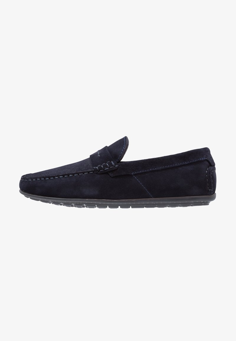 Mocassin pour homme en daim bleu foncé avec détails cousus et semelle en caoutchouc, vue latérale sur fond blanc.