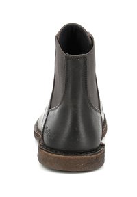 Stivali Chelsea in pelle marrone con design senza cuciture, pannelli laterali elasticizzati e suola piatta in gomma con finitura testurizzata.