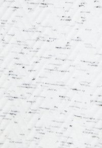 Tessuto texturizzato bianco con macchie nere, caratterizzato da una superficie patterned con un sottile design a zigzag e una sensazione morbida.