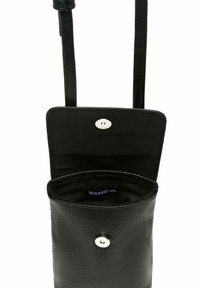 Borsa a tracolla in pelle nera con finitura testurizzata, dotata di chiusura a pulsante a scatto e tracolla regolabile. L'interno è foderato in tessuto.