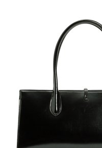 Borsa a mano nera in pelle con texture liscia, forma strutturata e doppi manici. Caratterizzata da una lucentezza sottile e da elementi di design minimalisti.