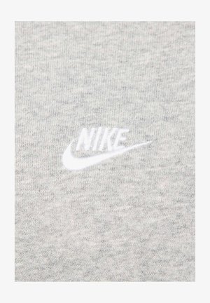 Sudadera de algodón gris con un logotipo de Nike bordado en blanco en el frente. La tela tiene una apariencia texturizada y de punto.