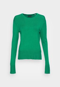 Zelený dlouhý rukávový svetr s crew neck výstřihem a žebrovanými manžetami a lemem, vystavený na jednoduchém světle šedém pozadí.