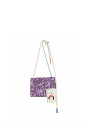 Kleine paarse crossbodytas met bloem- en vogelpatroon, tweekleurige verstelbare band en een label met een gestileerd gezicht met bloemen op het hoofd.