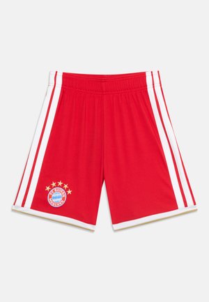 Pantalones cortos deportivos rojos con franjas laterales blancas y el logo del FC Bayern München con cinco estrellas doradas en la pierna izquierda.