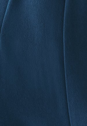 Navyblauwe zachte stof met een soepele textuur en een lichte glans, met zachte plooien en subtiele dieptevariaties.
