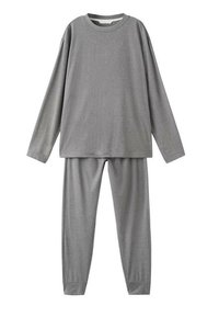 Top gris de manga larga con cuello redondo y pantalones gris a juego. Tejido suave, corte relajado, con puños ajustados en los tobillos y las mangas.
