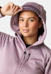 Lichtpaarse capuchonjack met een ritssluiting aan de voorkant, trekkoordverstellingen en een contrasterende donkere klep. Gladde textuur, casual ontwerp.