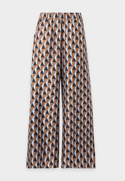 Pantalon à jambes larges avec une ceinture élastique présentant un motif répétitif de triangles marron et noir sur fond bleu clair.