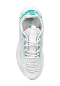 Białe buty sportowe z siateczkową cholewką, turkusowymi akcentami i płaskimi białymi sznurowadłami. Posiadają teksturowaną podeszwę i wyraźny uchwyt na pięcie.
