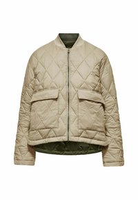 Giubbotto bomber trapuntato beige con foderato verde, presenta una cerniera anteriore, due ampi taschini con patta e colletto a coste.