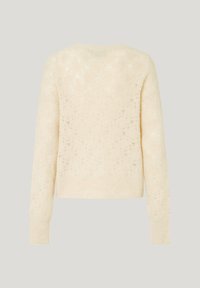 Maglione crema lavorato a maglia con un motivo intricati, scollatura rotonda e maniche lunghe con polsini a coste, che mostra una finitura morbida e testurizzata.