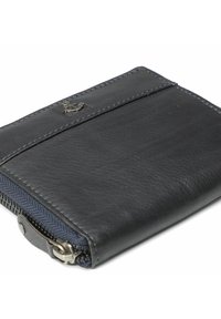 Cartera de cuero negro con cierre de cremallera y detalle de tela azul marino. Cuenta con un logo de ancla plateado y costuras contrastantes. Textura suave.