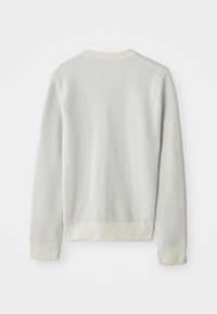 Ανοιχτό γκρι πουλόβερ με υφή στη πλέξη, ριχτές μανσέτες και στρίφωμα σε πιο ανοιχτό κρεμ τόνο, με κλασικό σχέδιο στρογγυλής λαιμόκοψης.