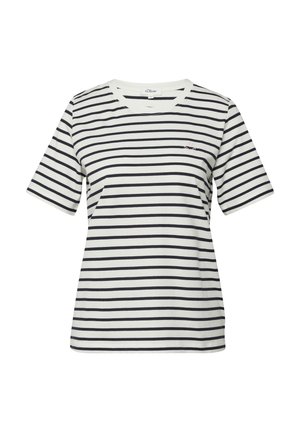 Balti marškinėliai trumpomis rankovėmis su juodomis horizontaliosiomis juostomis ir mažu išsiuvinėtu logotipu kairėje krūtinės pusėje.