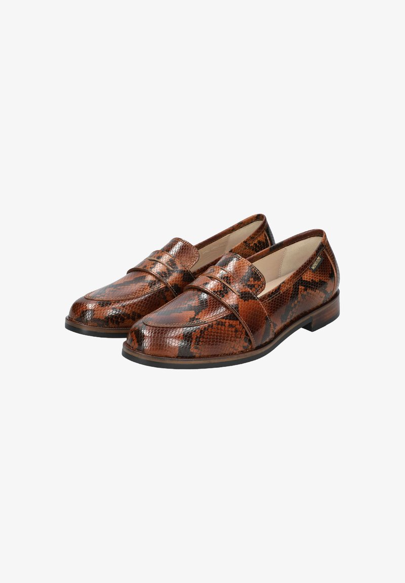 Mocassins en cuir imprimé serpent marron avec une texture en cuir lisse, présentant un design à l'avant cousu et un petit talon noir uni.