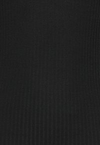 Svart ribbat tyg med ett texturerat mönster som har vertikala linjer och en slät yta. Lämpligt för figurnära plagg.